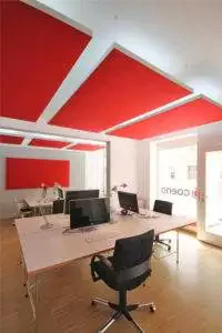 Schalldämpfung im Büro leicht nachrüstbar Büro mit roten Deckensegeln zum Schallschutz