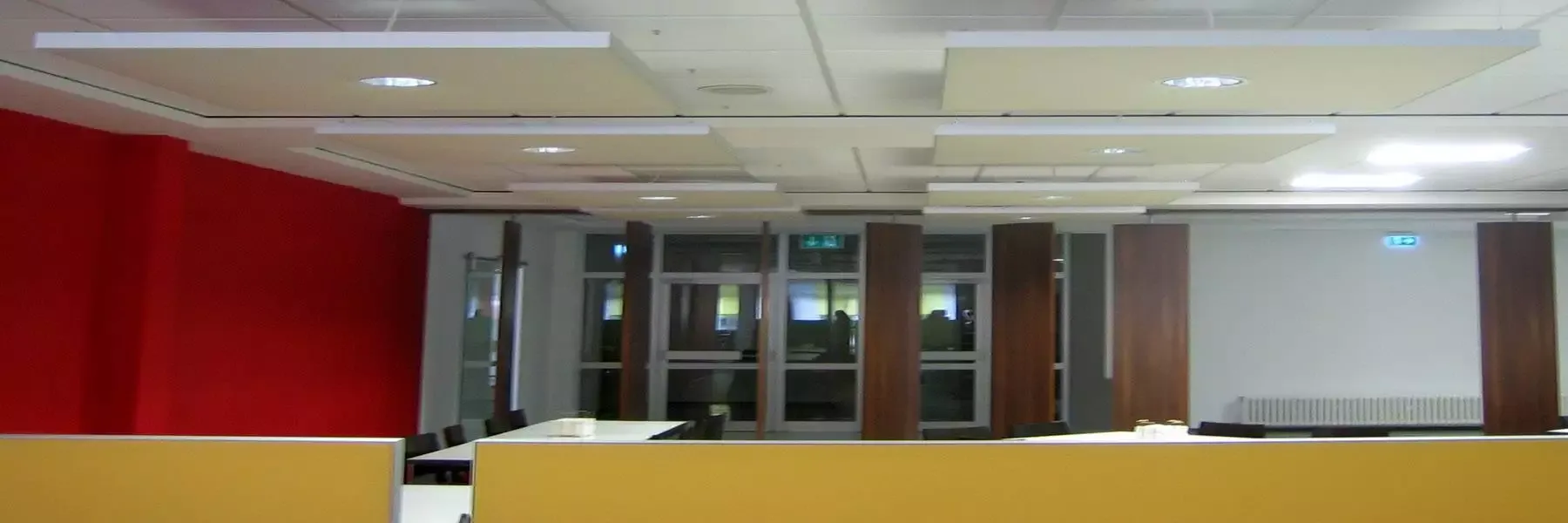 Akustik Deckensegel zur Verbesserung der Sprachverständlichkeit im Büro