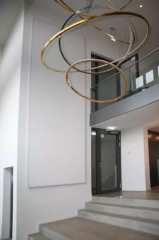 Unauffälliges Akustikbild im Treppenhaus mit Design-Element im Vordergrund