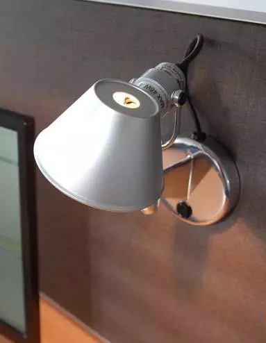 Tischelement mit integrierter Lampe