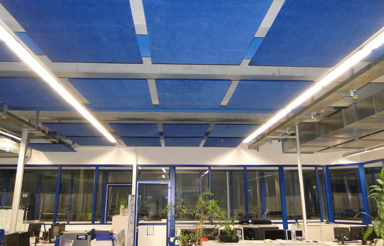 Akustische Deckenpaneele in einem Betrieb in blau