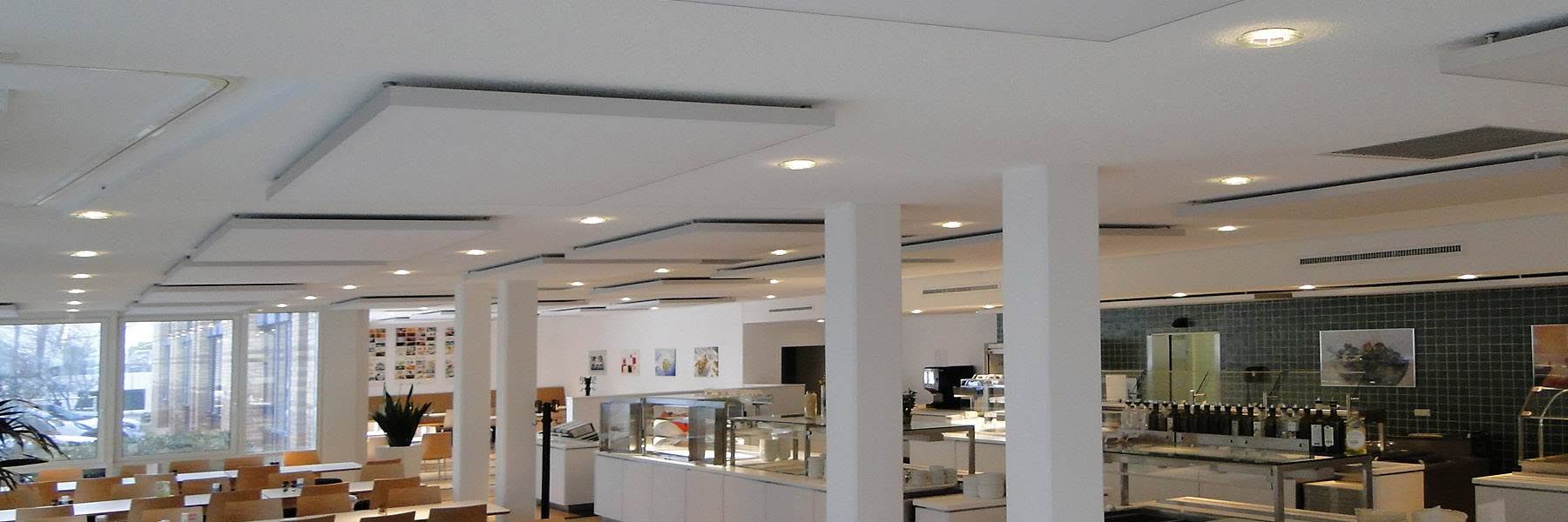 Deckensegel: Elegante Lösung für wohltuende Raumakustik Deckenpaneel in einem Restaurant
