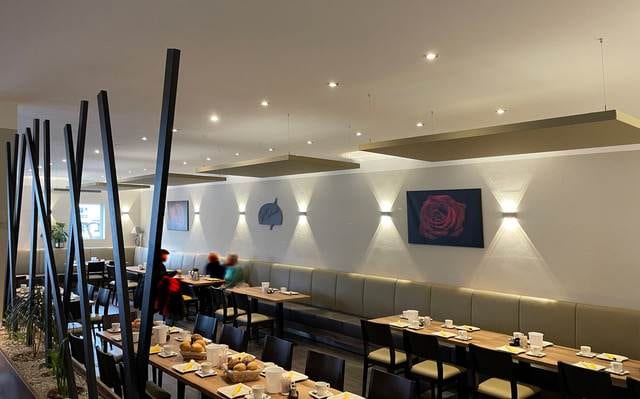 Verbesserte Raumakustik im Cafe Verbesserte Raumakustik im Cafe