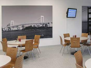 Wandabsorber zur akustischen Verbesserung in einer Cafeteria Wandabsorber zur akustischen Verbesserung in einer Cafeteria