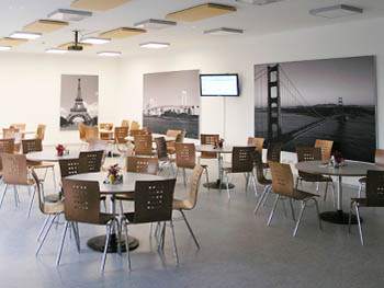 Wandabsorber zur akustischen Verbesserung in einer Cafeteria Wandabsorber zur akustischen Verbesserung in einer Cafeteria