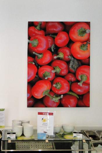 Wandabsorber zur akustischen Verbesserung in einer Cafeteria Wandabsorber zur akustischen Verbesserung in einer Cafeteria