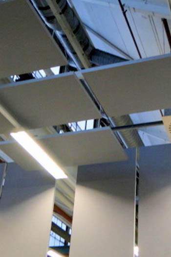 Akustik Deckensegel zur Verbesserung der Sprachverständlichkeit im Büro Akustik Deckensegel zur Verbesserung der Sprachverständlichkeit im Büro